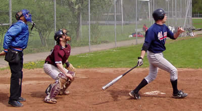 <a href="http://www.challengers.ch/?post_type=playerprofile&p=147?liga=NLA" title="See Player Profile for Chris Palatinus">Chris Palatinus</a> watches his double clear the fences in the second inning. He later homered of Fries.